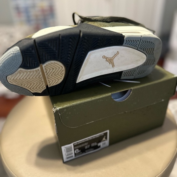 Nike Air Jordan Retro 4 - Used Like New condition - Box included. - Picture 4 of 4